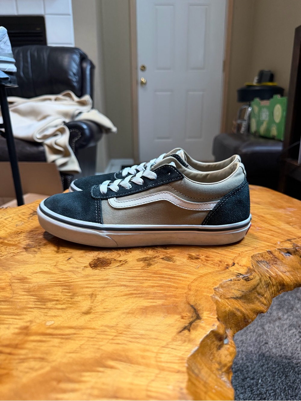 Vans Old Skool Tan Black Suede Youth 6 (Men's 6 / Women's 7.5) Skater sneakers